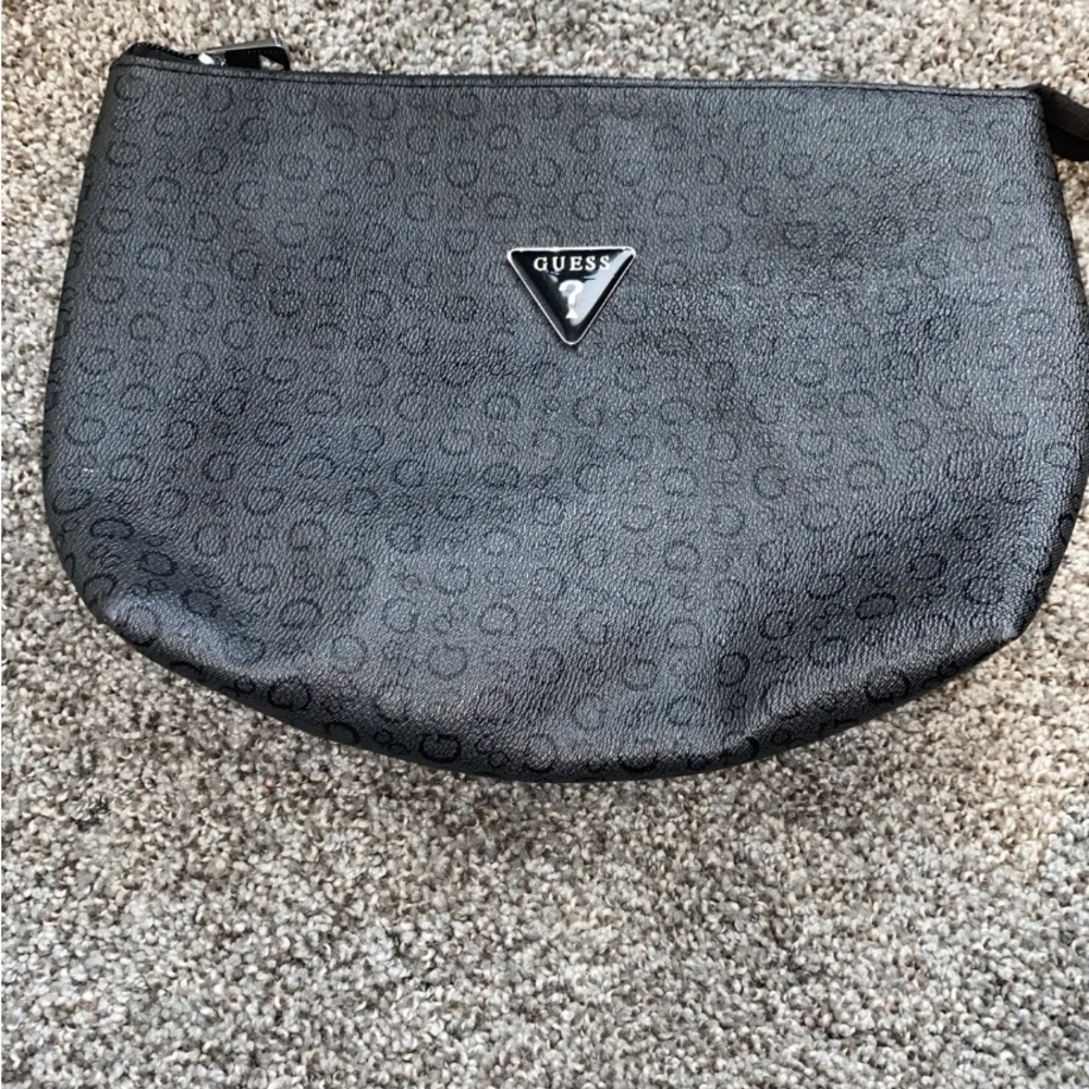 Guess Women V7200959 Logo Coal Cosmetic Makeup Pouch Travel Bag